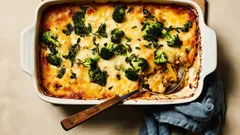 Värikäs viljaporsas-kasvisgratiini tuo lämpöä arki-iltaan