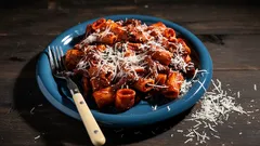 Välimeren makuinen possupasta valmistuu vartissa