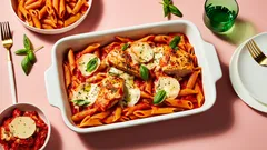 Nopea ja herkullinen pasta kanan, tomaatin ja vuohenjuuston kera