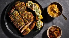 Kuinka valmistaa täydellinen Jumbo-possupihvi paistetun maissin kera