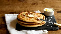 Mitä tehdä ylijäämäperunasoseesta? Herkullinen perunarieska syntyy hetkessä