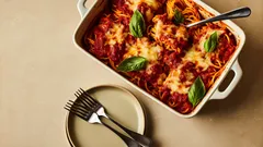 Täytetty pastavuoka raakamakkaralla ja sinihomejuustolla – maukas resepti kiireisellekin