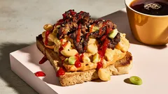 Kokeile trendikästä aamiaista: mac and cheese – teriyaki sandwich