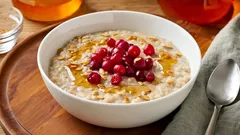 Kaurapuuro puolukoilla ja pellavansiemenillä – täydellinen aamiainen terveellisen ruokavalion noudattajille